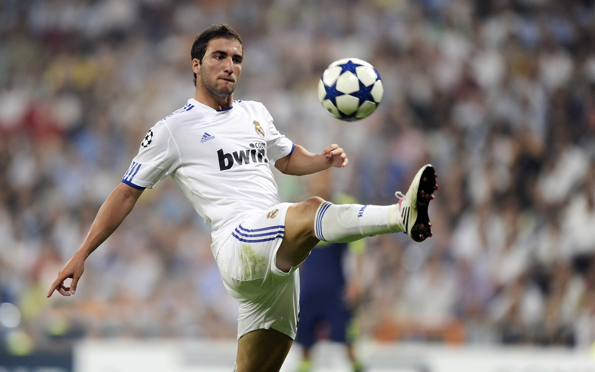 九游app下载中心-足球盛宴再燃，球队士气高涨争夺胜利，足球盛宴主持人是谁_